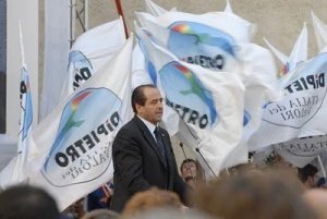 Annozero, Di Pietro vs La Russa: analfabeta si può essere, fascista no