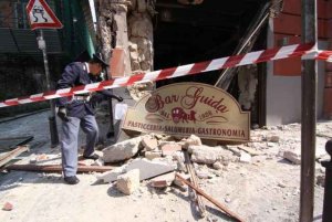 Napoli sotto scacco: in fiamme il bar Guida