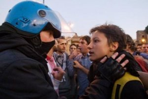 Teppisti di strada e ladri di futuro