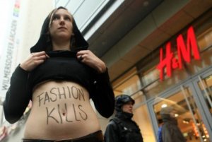 "Fashion kills" Berlino si ribella ad H&M