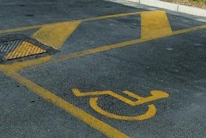 Costretto a spostare la Jaguar, taglia le gomme dell'auto di un handicappato