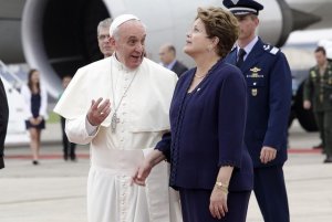 Il Papa in Brasile: la manipolazione anti-atea di Studio Aperto