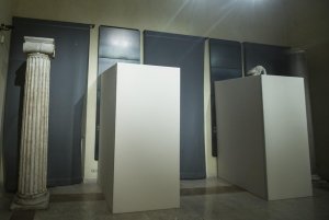Statue del museo coperte, ora si taglia la testa al funzionario