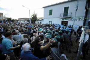Scioperi virtuali e manganelli reali