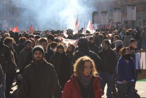 Poliziotto mi sequestra le foto: "Vai dai tuoi compagni bastardi comunisti e denunciami"