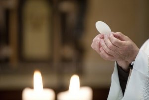 Usa, negata comunione a lesbica durante funerale della madre