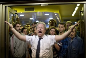 Madrid: cameriere salva manifestanti dalla carica della polizia ospitandoli nel locale