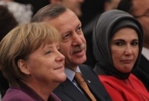 La vecchia Europa: Merkel, Ok a Erdogan