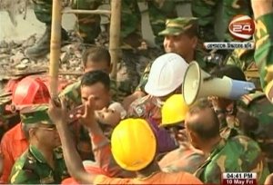 Bangladesh: donna ritrovata viva sotto le macerie dopo 17 giorni