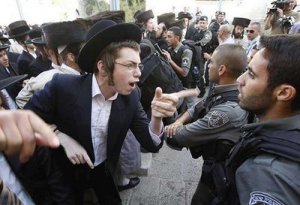 Israele. Bambina in T-shirt aggredita da ultra-ortodossi