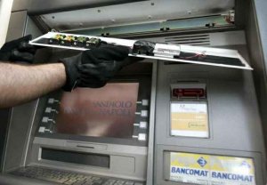 Roma. Clonate decine di carte di credito. Due arresti