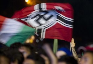Bandiera nazista in piazza durante la partita. Arrestati due ragazzi