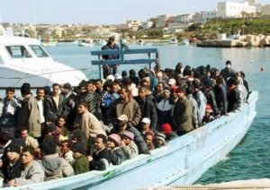 1300 immigrati fuggono dal centro di permanenza. La miccia è innescata. Basta una scintilla