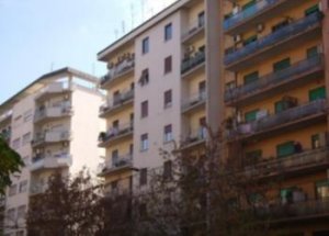 Bambino cade dal 3° piano: genitori denunciati per abbandono di minore