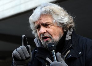 M5S: la senatrice Fucksia non restituisce lo stipendio. Grillo lancia il referendum per l'espulsione