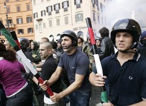 Ragazzo picchiato a Roma dai fascisti: aveva una t-shirt "di sinistra"