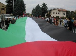 Le "anime belle"....che si arrotolano tra bandiere bruciate e bimbi dilaniati
