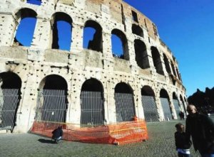 Il Colosseo cade a pezzi