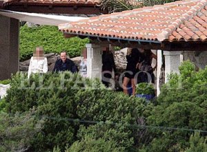 Berlusconi: cavaliere oscuro o uomo della caverna?