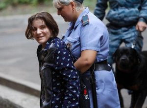 Libera una Pussy Riot. La battaglia non finisce: "Siamo in prigione per le nostre idee politiche"