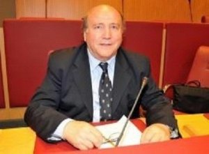 Consigliere assume figli perché disoccupati: "Qual è il compito di un padre che vede due figli disoccupati in casa?"