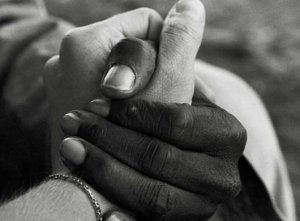 Donna africana insultata e schiaffeggiata davanti alla figlia di cinque anni