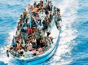 Nave italiana in soccorso di due barconi di extracomunitari nel Canale di Sicilia