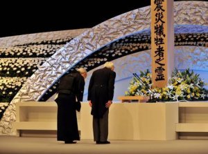 L'imperatore Akihito commemora le vittime dello tsunami