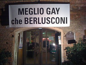 Proteste dopo l'affermazione di Berlusconi "Meglio essere appassionato di belle ragazze che gay".  Abbiamo già rimosso?