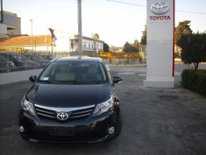 Toyota Avensis: lusso europeo, tecnologia giapponese