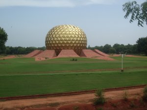 Auroville: la Madre, il Guru e lo spirito commerciale