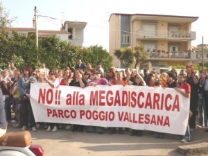 Rifiuti a Napoli: Padre Zanotelli e Paul Connet in web-tv su AgoraVox Italia