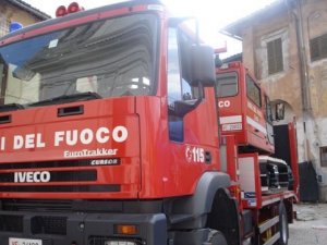Afragola, crolla palazzina per infiltrazioni d'acqua. 8 dispersi