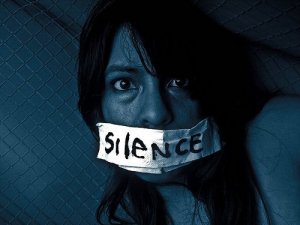L'Italia ha necessità di silenzio. E di fatti
