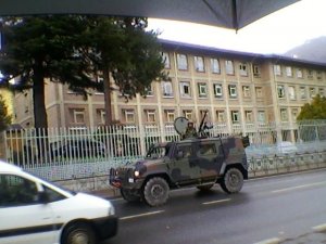 Manifesto per una de-militarizzazione degli spazi civili e della società