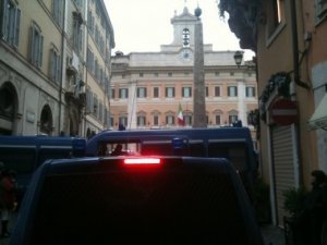 La cittadella della politica si blinda contro la società. Giù il governo due volte. E alla fine scontri