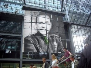 "Cavalier Berlusconi! Abolisca lo Stato!"