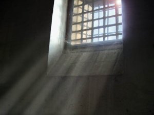 Carcere in Italia: dalla nobile teoria alla criminale prassi