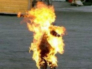 Camusso: "Il Paese è sereno". Ma i cittadini, disperati, si danno fuoco