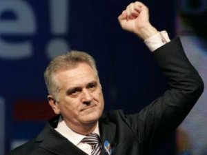 Serbia: il progressista e nazionalista Nikolic vince le presidenziali