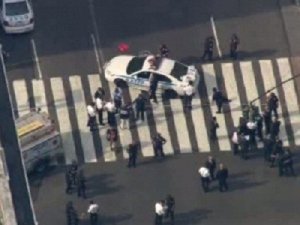 Due morti in una sparatoria all'Empire State Building. L'incubo continua dopo i 19 feriti in un giorno a Chicago