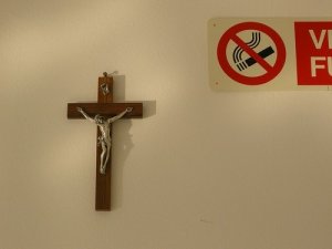Ostuni, 2 consiglieri espulsi dall'UDC: hanno votato per la rimozione del crocifisso dall'aula