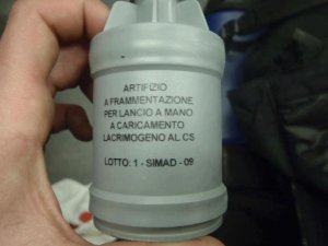 Il lacrimogeno come arma chimica: chi lo produce e il suo effetto nocivo sulla salute dell'uomo