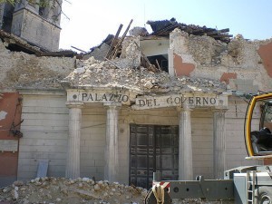 Una risata ci seppelirà (come a L'Aquila)