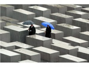 Ancora suicidi, ormai è un Olocausto