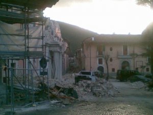 Il Cavaliere invadente ostacola la fuga e nel frattempo si svolgono i funerali