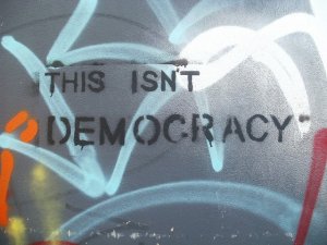 Nuovamente sotto i riflettori il noto locale "Montecitorio" di Roma. Questa volta per stupro
