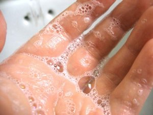 Sapone antibatterico, più efficace di quello normale?