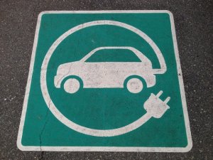 Convertire l'automobile a combustione in auto elettrica: il decreto c'è