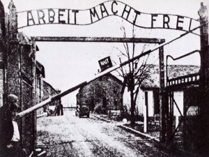 La Shoah c'è stata (e più vasta di quanto si dica) ed è intrinseca al nazifascismo